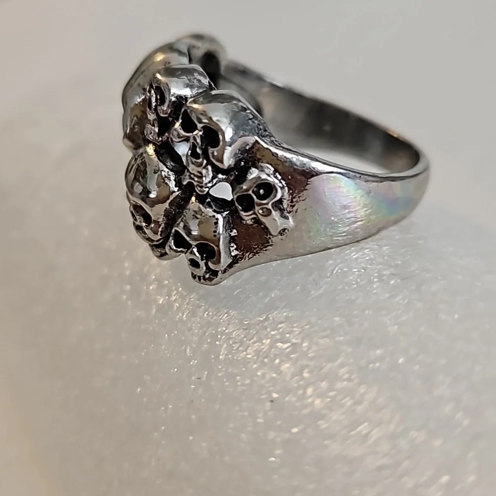 MANY SKULLS Size 14 Silvertone Ring